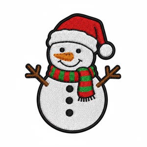 Può includere: Toppa ricamata a forma di pupazzo di neve con un cappello da Babbo Natale rosso, un naso a carota arancione e una sciarpa a righe verdi e rosse. Il pupazzo di neve ha occhi a bottone neri e una bocca sorridente. Le braccia di legno marroni si estendono dai lati.