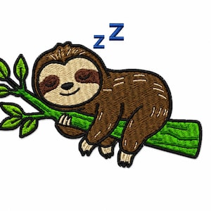 Puede incluir: Un parche bordado que muestra un perezoso marrón con cara bronceada durmiendo sobre una rama de árbol verde brillante con hojas. Dos letras Z azules están colocadas sobre el perezoso para indicar sueño, todo con un borde negro grueso.