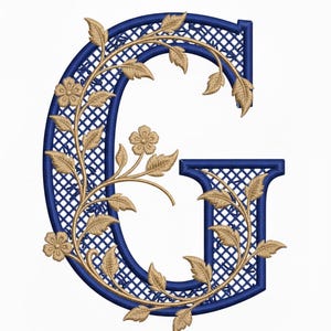 Puede incluir: Letra "G" bordada en azul marino con un diseño floral dorado. La letra presenta un patrón de celosía dentro de su contorno y está adornada con hojas y flores doradas, creando un monograma elegante.