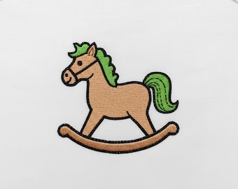 Diseño de bordado de caballo mecedor, archivo PES para guardería de bebé niño, descarga digital de mono para recién nacido, patrón de bordado a máquina de juguete clásico