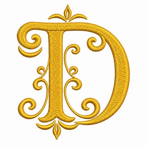 Può includere: Una lettera D ricamata in giallo dorato con intricati ghirigori e decorazioni. Il design è realizzato con un fitto punto raso a rilievo, che mostra uno stile serif decorativo con accenti simmetrici nella parte superiore e inferiore.