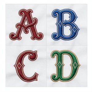 Puede incluir: Cuatro letras bordadas: A en rojo, B en azul, C en rojo y D en verde. Cada letra tiene un diseño decorativo y ornamentado sobre un fondo blanco. Las letras son probablemente para monogramas o personalización.