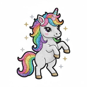 Puede incluir: Parche bordado de un unicornio blanco con melena, cola y cuerno de arcoíris. El unicornio está representado de pie sobre sus patas traseras con una expresión alegre. Estrellas doradas y plateadas rodean al unicornio, creando un diseño mágico.