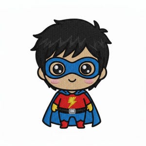 Op de afbeelding: Geborduurd stripfiguur superheld met zwart haar, een blauw masker en een rood-blauw kostuum. De superheld heeft een bliksemschicht op de borst en een riem. Het personage heeft grote ogen en een glimlachende uitdrukking.