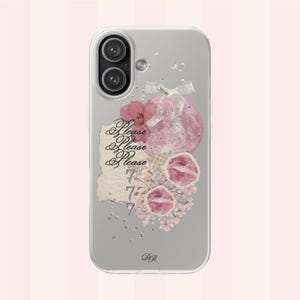 Può includere: Custodia trasparente per telefono con un design decorativo. Il design include una sfera rosa con accenti argentati, fiori rosa e tre serie di labbra rosa. Le parole "Please Please Please" sono scritte su uno sfondo simile a pergamena, con i numeri "7 7 7" sotto.