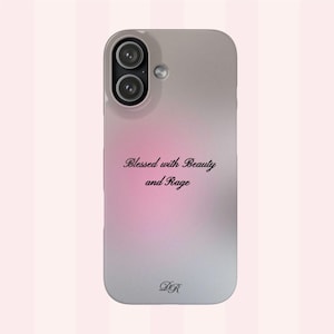 Gesegnet mit Schönheit und Wut, Grau-Rosa Handyhülle, iPhone- & Samsung-Hülle, glänzende oder matte Oberfläche, Cool-Girl-Ästhetik