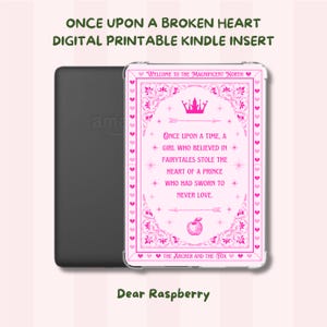 Può includere: Un e-reader nero con un inserto digitale stampabile rosa chiaro raffigurante una corona, una mela e il testo: Welcome to the Magnificent North, Once upon a time, a girl who believed in fairytales stole the heart of a prince who had sworn to never love, The Archer and the Fox.