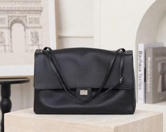 Bolso de hombro de piel, solapa de piel de vacuno auténtica granulada con cierre giratorio.