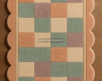 Tappeto a scacchiera con bordo smerlato, tappeto decorativo geometrico pastello, decorazione per cameretta color pesca, salvia e crema.