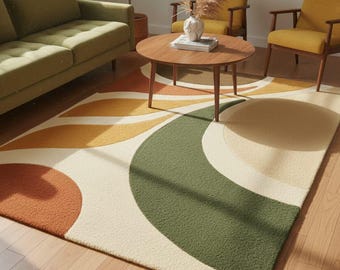Puede incluir: Una alfombra estampada con diseño retro. La alfombra tiene un fondo crema con formas abstractas grandes en naranja, amarillo y verde. La alfombra está en un salón con un sofá verde y sillas amarillas.