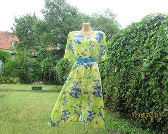 Buttoned Dress / Dress Vintage / Yellow / Green / Blue / Floral / Summer Dress / Size EUR48 / 50 / UK20 / 22 / XL / Shirt Dress