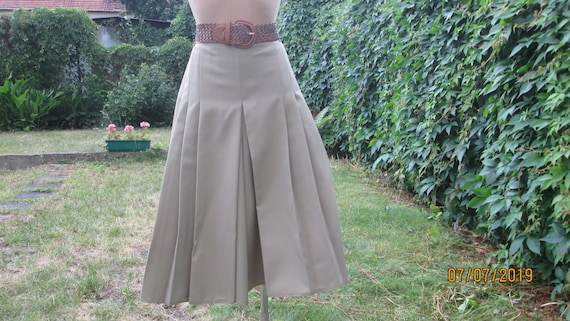 Womens Shorts / Beige Shorts / Pleated in Front S