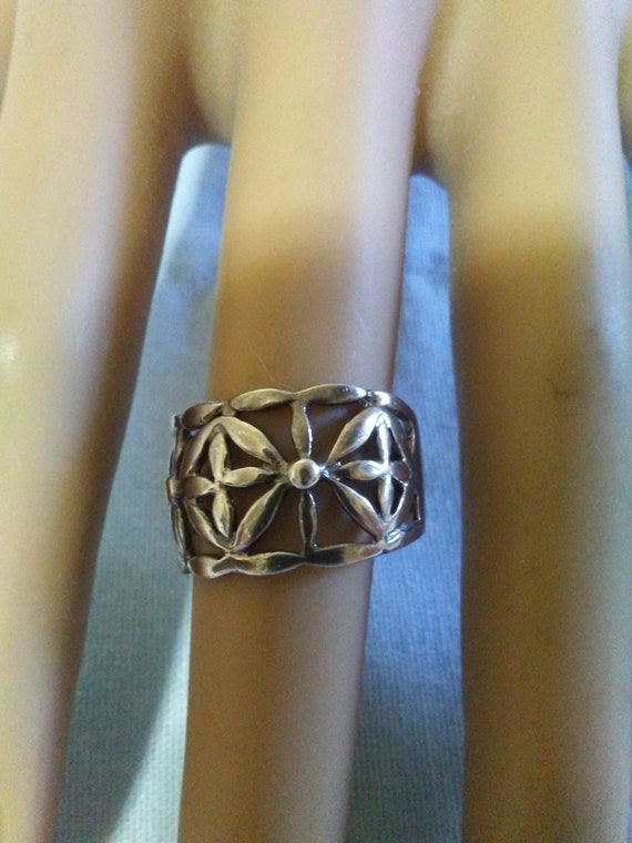 Sterling Silver Flower CutOut Band Ring-Size 7 - image 2