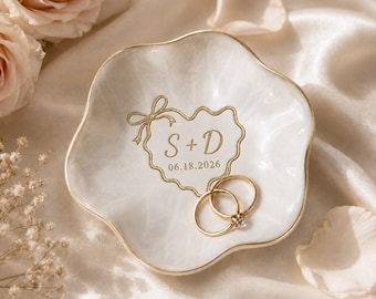 Plato de cerámica grabado para anillos con nombre y fecha, bandeja para joyas con inicial, joyero para damas de honor, regalo de boda para recién casados