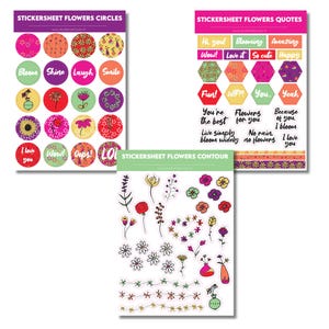 Op de afbeelding: Drie sticker vellen met bloemmotieven. Eén vel heeft kleurrijke cirkels met bloempatronen en woorden als "Bloom" en "Smile". Een ander vel heeft zeshoekige patronen en zinnen als "Wow!" en "Love it". Het derde vel heeft bloemcontouren.