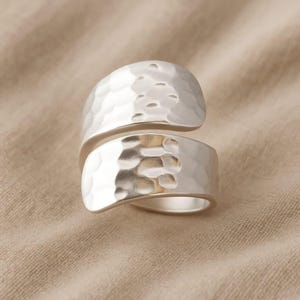 Anillo envolvente de plata esterlina martillada • Banda ajustable para el pulgar de plata 925 • Joyería minimalista con estilo