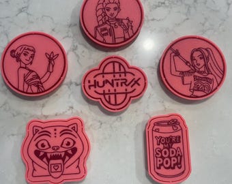 Cortador de galletas de Demon Hunters de KPop / Regalo para fans de KPop / Artículos para fiestas / Sello divertido para galletas de cumpleaños