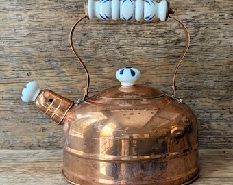 Bouilloire à thé vintage en cuivre avec poignée et boutons en céramique de style Delft bleu et blanc