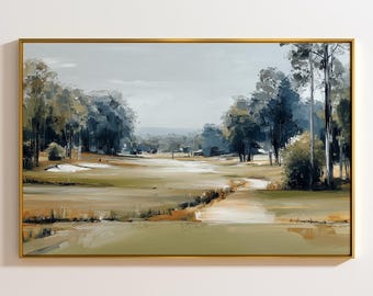 Könnte beinhalten: Ölgemälde eines Golfplatzes in einem goldenen Rahmen. Das Kunstwerk zeigt einen grünen Fairway, Sandbunker und Bäume in Grün-, Braun- und Blautönen. Der Himmel ist ein sanftes, gedämpftes Grau. Das Gemälde vermittelt ein Gefühl von Ruhe und natürlicher Schönheit.