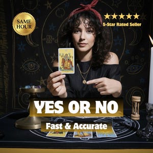 Può includere: Una donna tiene in mano una carta dei tarocchi con il testo "YES OR NO" e "Fast & Accurate". L'immagine include un sigillo dorato che dice "SAME HOUR" e uno striscione che dice "5-Star Rated Seller". Lo sfondo è nero con disegni celesti.