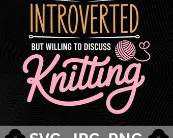 Może przedstawiać: Czarny projekt graficzny z napisem "INTROVERTED but willing to discuss Knitting" w kolorze złotym i różowym. Przedstawiono również kulkę wełny i druty do robienia na drutach. Obraz zawiera również typy plików SVG, JPG i PNG.