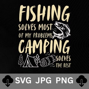 Può includere: Design grafico nero con il testo "FISHING SOLVES MOST OF MY PROBLEMS CAMPING SOLVES THE REST". Include illustrazioni di un pesce, una tenda, alberi e un sacco a pelo.