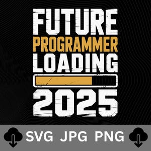 Può includere: Grafica nera con la scritta "FUTURE PROGRAMMER LOADING 2025" in bianco e oro. Il design include una barra di caricamento. La parte inferiore dell'immagine presenta la scritta "SVG JPG PNG".