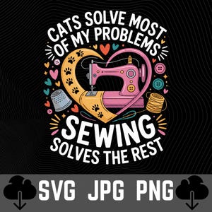 Puede incluir: Diseño gráfico con el texto «CATS SOLVE MOST OF MY PROBLEMS SEWING SOLVES THE REST». El diseño presenta una máquina de coser rosa, huellas de patas, corazones, botones y una bobina de hilo sobre un fondo negro.