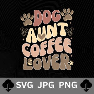 Puede incluir: Diseño gráfico retro sobre fondo negro. El diseño presenta las palabras "DOG AUNT COFFEE LOVER" en varios tonos de marrón y beige, con huellas de patas e ilustraciones de granos de café.