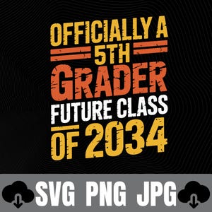 以下が含まれることがあります： 黒い背景に「OFFICIALLY A 5TH GRADER FUTURE CLASS OF 2034」というテキストが描かれたグラフィックデザイン。黄色とオレンジ色の掠れたブロック体で構成され、水平線と全体に施された使い古したような質感が特徴的なデザインです。