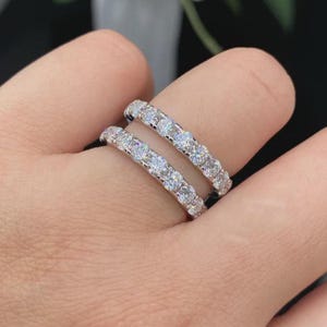 Förstärkare i vitt guld i 14k, rundslipad halv alliansring med förstoringsglas, matchande ring för henne, bröllopsdagspresent till henne