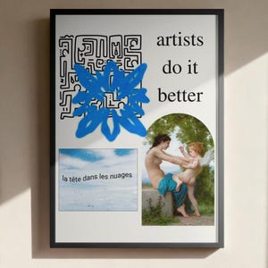 Peut inclure: Une affiche encadrée avec un cadre noir. L'affiche présente un motif abstrait bleu, les mots "artists do it better", une peinture classique et une petite image avec le texte "la tête dans les nuages".