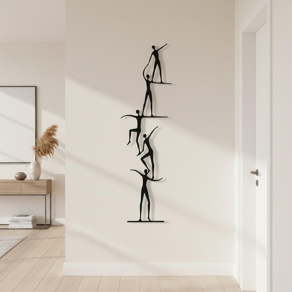 Décoration murale en métal représentant des figures humaines abstraites — Beyit