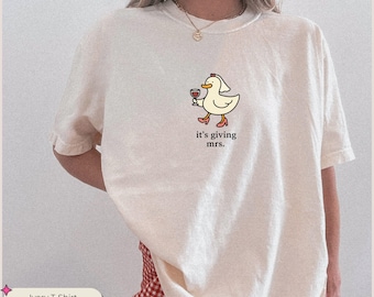 Camisa de novia Comfort Colors®, camiseta "It's Giving Mrs", regalo de compromiso para su futura esposa