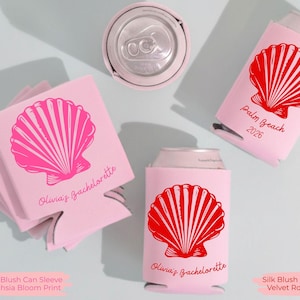 Op de afbeelding: Roze blikjeshoezen en onderzetters met een schelpmotief in fuchsia en rood. De tekst "Olivia's Bachelorette" en "Palm Beach 2026" zijn op de hoezen gedrukt. De afbeelding bevat een blikje en de tekst "Silk Blush Can Sleeve".