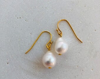 Pearl earrings. Freshwater pearl earrings. Gold pearl earrings. Bridal pearl earrings. Dangle pearl earrings. Drop pearl earrings.