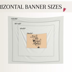 K&ouml;nnte beinhalten: Bild mit horizontalen Bannergr&ouml;&szlig;en: 264x224 cm, 203x173 cm, 152x127 cm und 91x66 cm. Das kleinste Banner hat einen pfirsichfarbenen Hintergrund mit einer schwarzen Illustration einer Weinflasche, Gl&auml;sern und dem Text "Ohone's bachelorette".