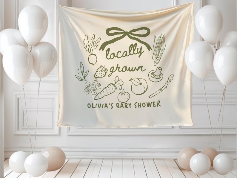 Może przedstawiać: Kremowy baner z napisem "locally grown" i ilustracjami warzyw i owoc&oacute;w. Baner zawiera r&oacute;wnież napis "Olivia's Baby Shower". Białe balony i beżowe kule zdobią scenę.