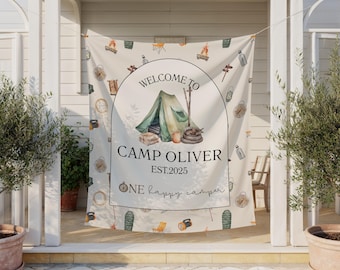Aangepaste kampverjaardagsbanner, buitenkampeerdecoratie, gepersonaliseerd avontuurtapijt, achtergrond voor wildernisfeest