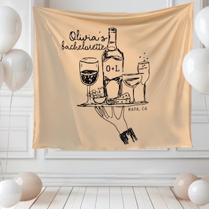 K&ouml;nnte beinhalten: Beige Stoffhintergrund mit einer schwarz-wei&szlig;en Illustration einer Weinflasche, Gl&auml;sern und K&auml;se. Der Text lautet "Olivia's bachelorette" und "NAPA, CA". Wei&szlig;e Ballons sind im Vordergrund.