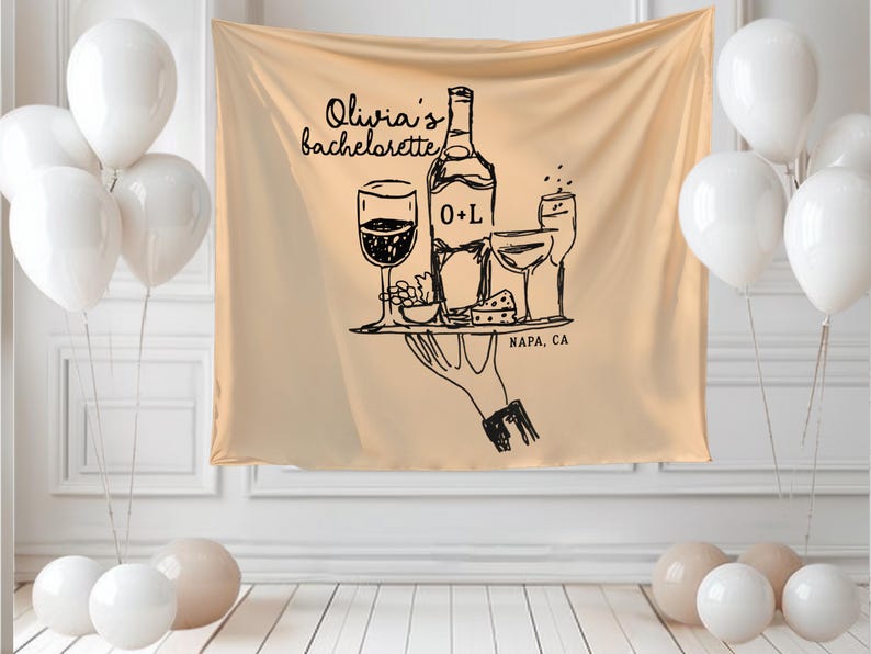 K&ouml;nnte beinhalten: Beige Stoffhintergrund mit einer schwarz-wei&szlig;en Illustration einer Weinflasche, Gl&auml;sern und K&auml;se. Der Text lautet "Olivia's bachelorette" und "NAPA, CA". Wei&szlig;e Ballons sind im Vordergrund.