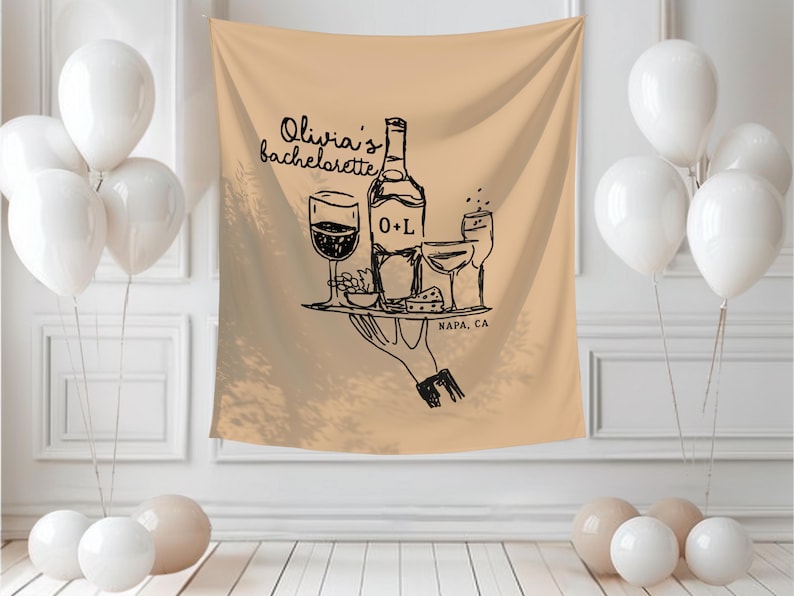 K&ouml;nnte beinhalten: Beige Wandbehang mit einer schwarzen Illustration einer Weinflasche, Gl&auml;sern und einer K&auml;seplatte. Der Text lautet "Olivia's bachelorette" und "NAPA, CA". Wei&szlig;e Ballons sind im Vordergrund.