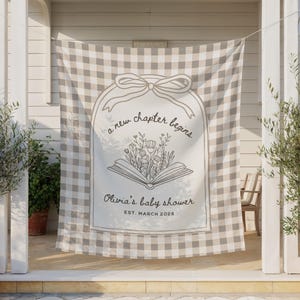 Peut inclure: Un fond à carreaux beige et blanc avec une bannière crème. La bannière présente une illustration florale émergeant d'un livre ouvert, avec le texte "a new chapter begins" et "Olivia's baby shower EST. MARCH 2026".