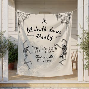 Może przedstawiać: Kremowy baner z czarnymi ilustracjami szkieletów, pajęczyn i napisem "til death do us Party". Zawiera również "Sophia's 30th BIRTHDAY Chicago, IL EST. 1995".