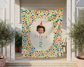 Kundenspezifisches Foto-Geburtstagsbanner, personalisiertes Namensstoffschild, individuelle Geburtstagsdekoration für Kinder, Maximalist-Dekor, Polka Dots-Wandteppich
