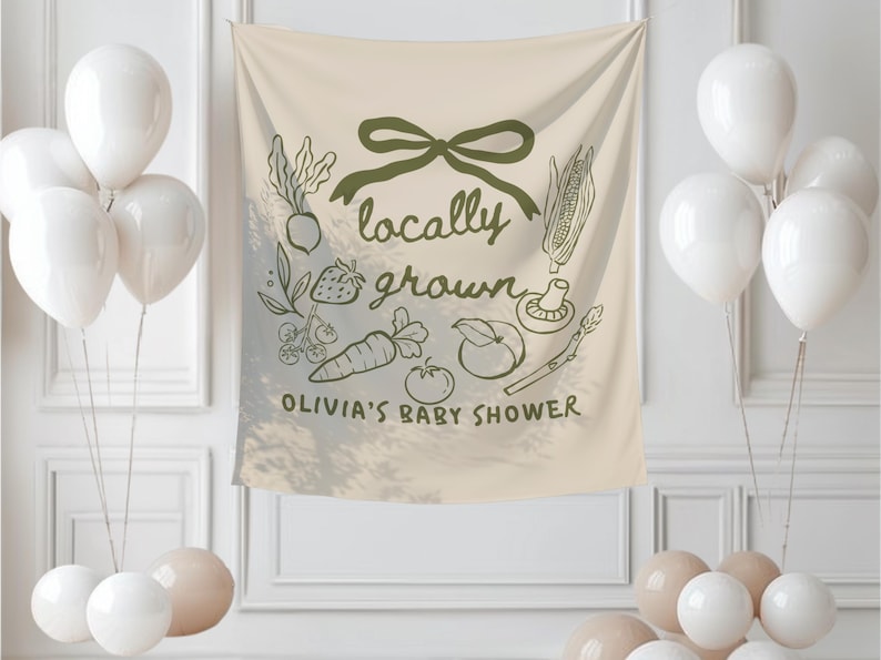 Może przedstawiać: Beżowy baner z zieloną kokardą i napisami "locally grown" i "Olivia's Baby Shower" w odręcznym kroju pisma. Baner zawiera ilustracje warzyw i owoc&oacute;w. Białe i beżowe balony na pierwszym planie.