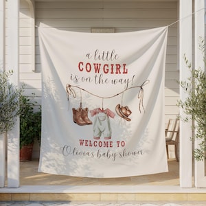 Kundenspezifisches kleines Cowgirl auf dem Weg Babyparty-Kulisse, Western-Baby-Fahne, rustikale Cowgirl-Baby-Dekor, Rodeo Baby-Thema
