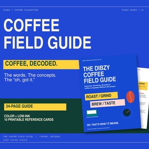 Könnte beinhalten: Ein 34-seitiger digitaler Kaffeeführer mit blauem Einband, der den Text THE DIBZY COFFEE FIELD GUIDE, ROAST/GRIND, BREW/TASTE und OH. THAT'S WHAT IT MEANS enthält. Der Leitfaden umfasst 10 druckbare Referenzkarten in Farbe und mit wenig Tinte.