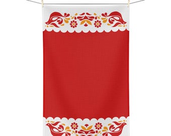 Könnte beinhalten: Ein rotes und weißes Küchentuch mit einem dekorativen Blumen- und Vogeldesign. Das Tuch hängt an einer Wäscheleine. Die oberen und unteren Ränder weisen einen gewellten Rand mit roten Vögeln und gelben und orangefarbenen Blumenmustern auf.