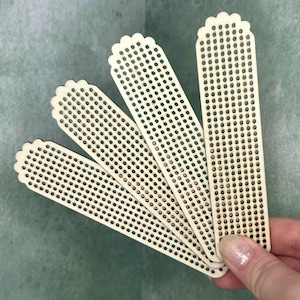 Könnte beinhalten: Ein Set aus drei Keramikbechern mit gesprenkelter, matter Oberfläche. Die Becher sind in Creme-, Hellgrau- und Dunkelgrautönen gehalten. Jeder Becher hat ein schlichtes, modernes Design und einen abgerundeten Henkel.